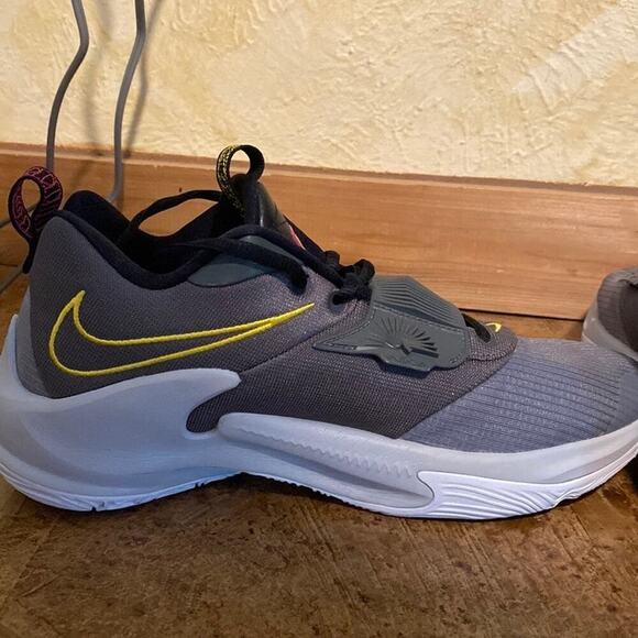 NIKE men’s grey and yellow Giannis‎ Zoom Freak 3 basketball sneaker shoes